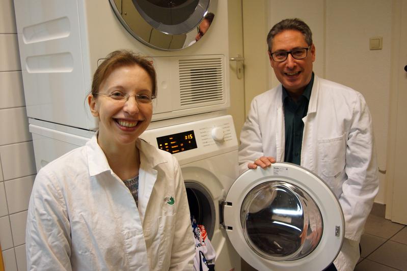 Susanne Jacksch und Prof. Dr. Markus Egert gelang es, Wäschekeime mittels Metatranskriptomtechnologie zu untersuchen. 