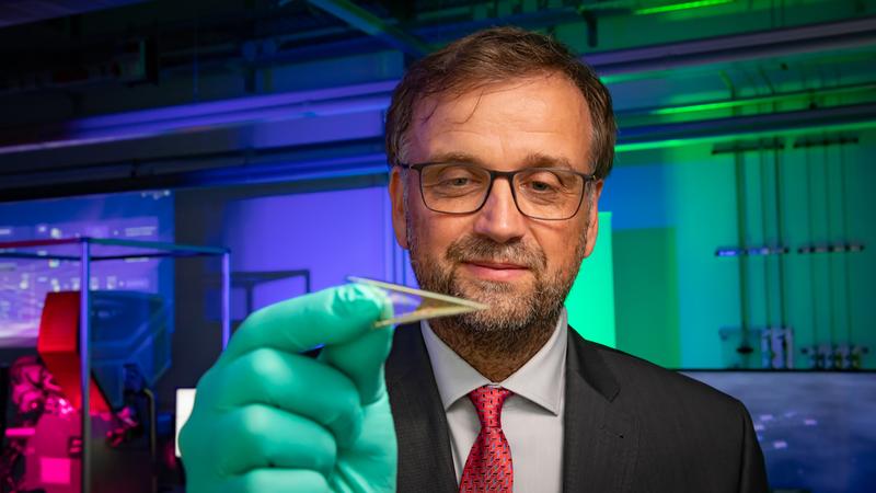 Prof. Dr. Oliver G. Schmidt wird an der TU Chemnitz seine Forschungsarbeiten insbesondere auf dem Gebiet der nanomembran-basierten Materialien fortsetzen.