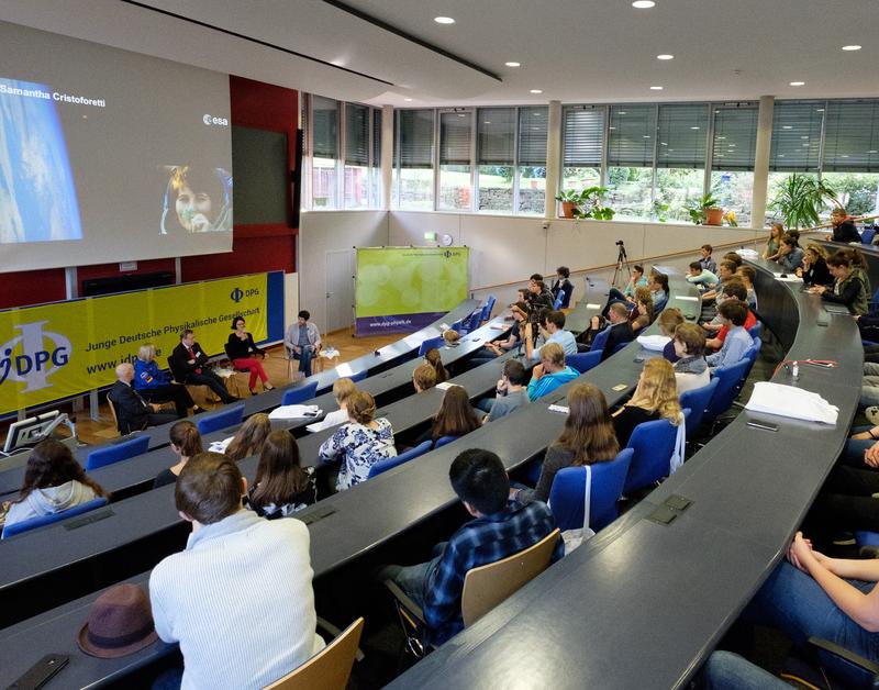 Das Highlight der DPG-Schülertagung: Die Podiumsdiskussion „Wer trägt die Verantwortung in unserer komplexen Welt?“ u.a. mit der Physikerin Viola Priesemann vom MPI Göttingen und Anja Seibert-Fohr vom Europäischen Gerichtshof für Menschenrechte.