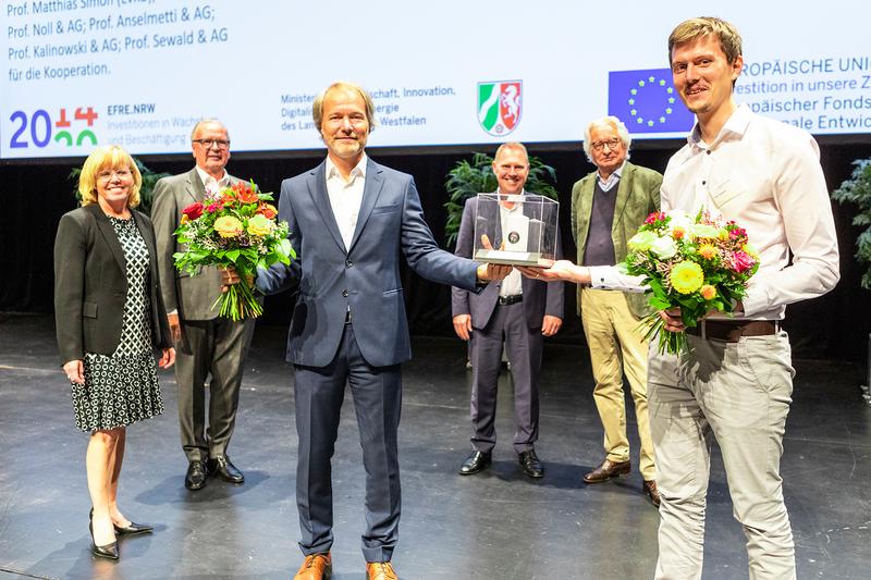 Das Bild zeigt (vorne v.li.) die Preisträger Prof. Dr. Kristian Müller und Marco Radukic sowie (hinten v.li.) Dr. Birgit Vemmer und Dr. Rainer Wend von der UGBi, ROLLAX-Geschäftsführer Michael Geis und Preisstifter Jörg Schwarzbich. 