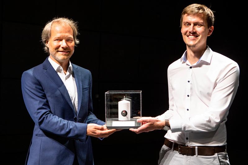 Prof. Dr. Kristian Müller (li.) und Marco Radukic (re.) erhalten den Jörg Schwarzbich Inventor Award. 