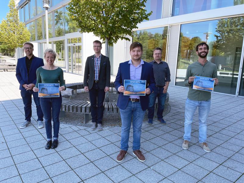 Der Karl-Heinz-Höhne-Preis ging an (vorne, von links) Laura Ann Garrison (2. Platz), Florian Heinrich (1. Platz) und Antonios Somarakis (2. Platz).