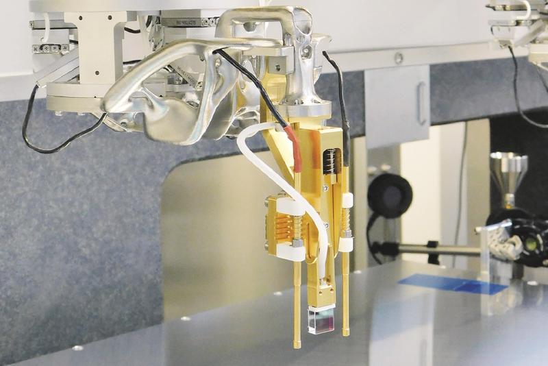 The gripper arm – the central tool for the high-precision alignment of space components – consists of a static and a moving part.