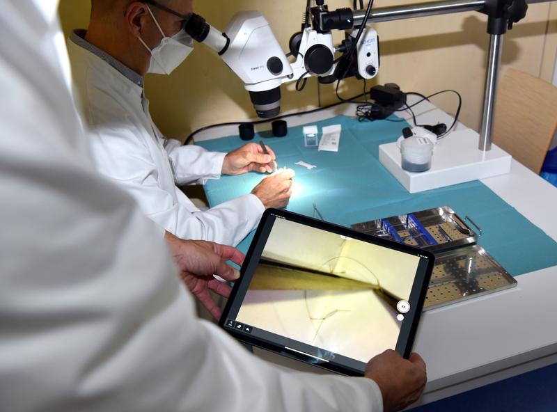 Jedes OP-Mikroskop hat eine WiFi-Kamera integriert, sodass das Arbeitsergebnis auf dem Tablet begutachtet oder auf der Leinwand diskutiert werden kann.