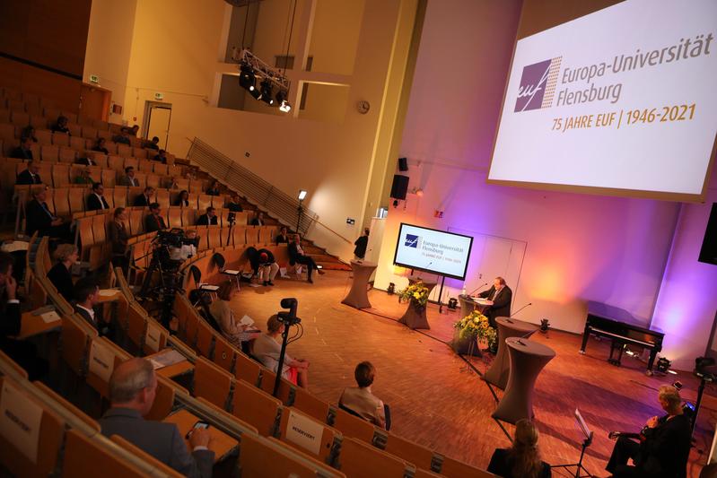 75 Jahre Universität Flensburg: Präsident Professor Dr. Werner Reinhart hält die Eröffnungsrede im Audimax – neben den geladenen Gästen wird die Feier per Livestream übertragen. 