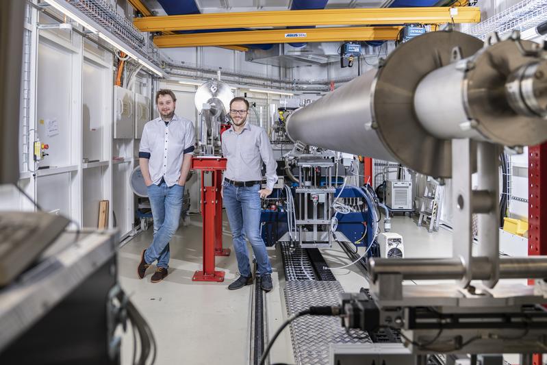 Johannes Ihli und Co-Autor Klaus Wakonig an der cSAXS-Strahllinie der Synchrotron Lichtquelle Schweiz SLS