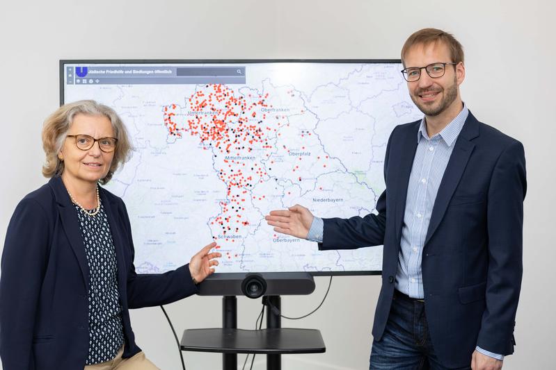 Prof. Dr. Sabine Ullmann und ihr Mitarbeiter Oliver Sowa erforschen die jüdische Siedlungsgeschichte in Bayern, die sie nun mit einer frei zugänglichen digitalen Karte transparent machen.