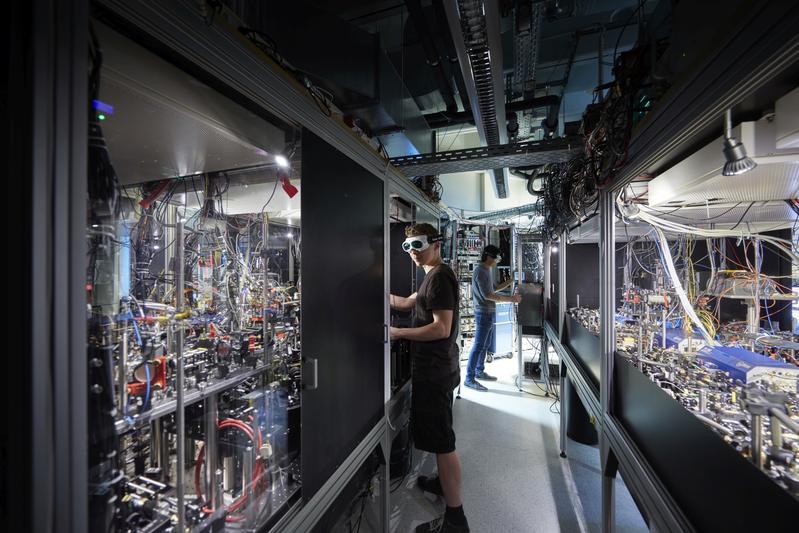 1.	Wissenschaftler in einem Labor am MPQ, in dem sie einen der weltweit führenden Quantensimulator betreiben