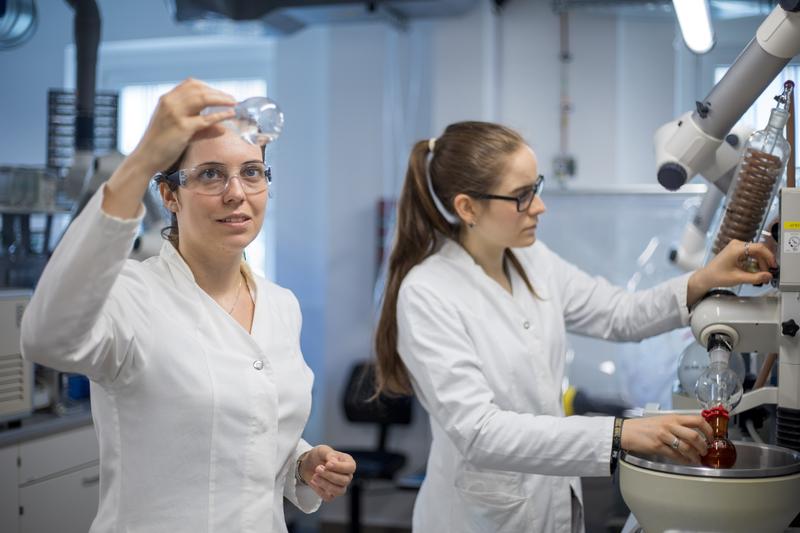 Hannah Büttner und Sarah Niehs führen gemeinsam chemische Untersuchungen im Labor durch. Die beiden Wissenschaftlerinnen sind Erstautorinnen der Studie.