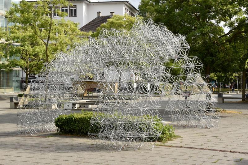 Im Sommersemester 2021 konstruierten Architektur-Studierende der Frankfurt UAS ein „Sommeriglu“ aus rund 9.000 Drahtkleiderbügeln.