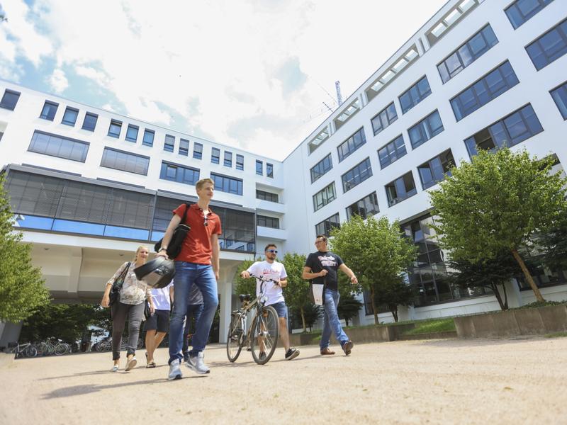 Studierende der DHBW Karlsruhe kehren ab diesem Wintersemester auf den Campus zurück.