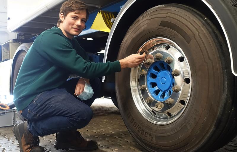 Für das Projekt CargoTrailSense hat Marius Jones vom Fachbereich Maschinenbau der FH Dortmund Lkw mit zahlreichen Sensoren unter anderem am Reifen ausstattet. Die gewonnenen Daten lassen Rückschlüsse auf die Lastenverteilung zu.
