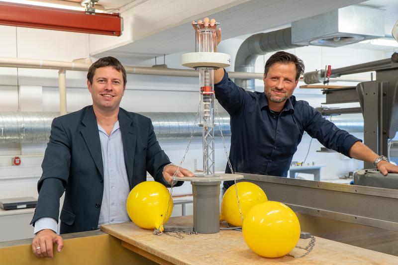 Gewinnen aus Wellen Strom: Prof. Dr.-Ing. Christian Keindorf (links) und Projektmitarbeiter Andreas Glaß von der Fachhochschule Kiel.