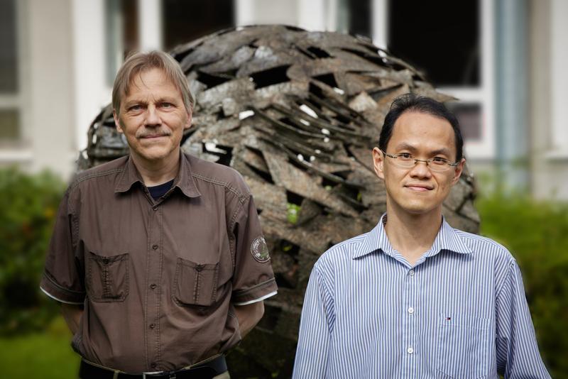 Prof. Dr. Ulf-G. Meißner (links) und Dr. Chien Yeah Seng (rechts) vom Helmholtz-Institut für Strahlen und Kernphysik der Universität Bonn. 