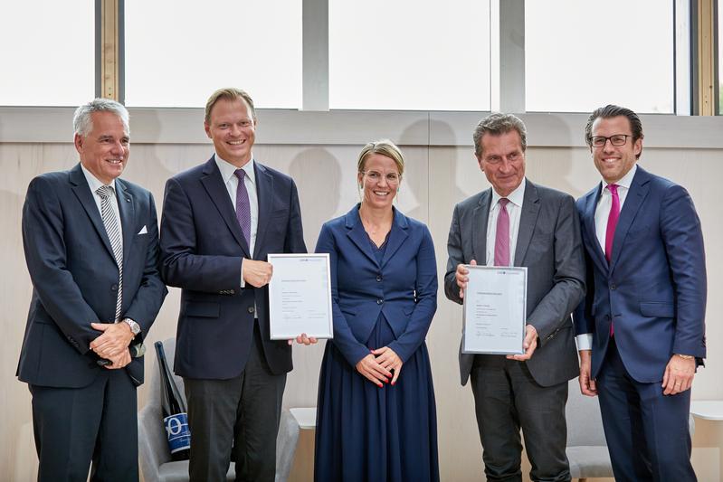 V.l.: Prof. Dr. Dr. h. c. Jörg Winterberg, Geschäftsführer SRH Higher Education, Prof. Dr. Martin Böhm, Rektor EBS Universität, Dr. Dorothée Hofer, Geschäftsführerin EBS, Günther H. Oettinger, Präsident EBS, Dr. Christian Funke, Vorstand Alumni e.V. 