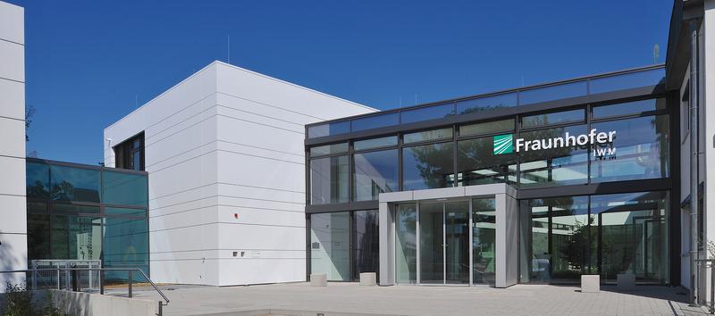 Der neue Haupteingang des Fraunhofer IWM. Die neuen Gebäude bieten viel Raum für moderne Werkstoffforschung. 