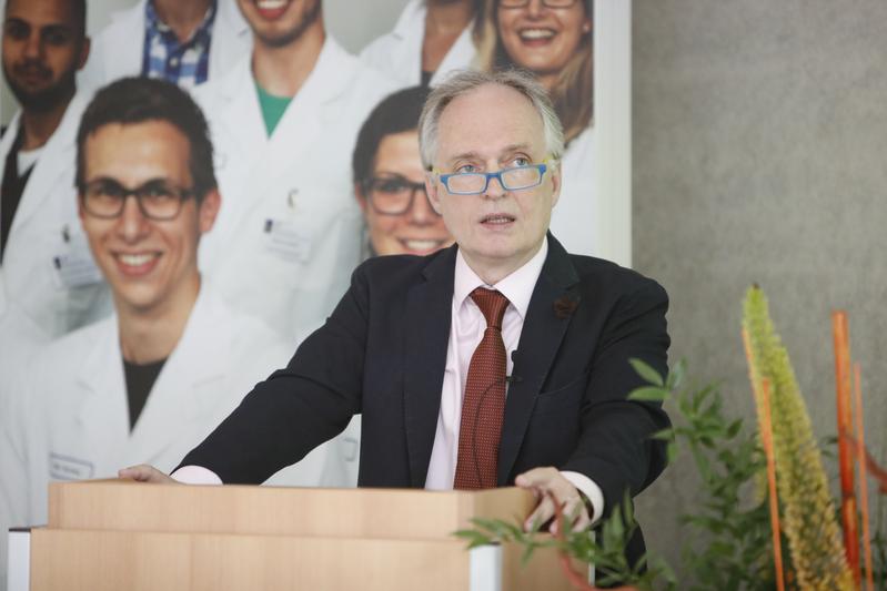 Vize-Rektor Univ.-Prof. Dr. Theodor Fischlein freut sich über die erneute Akkreditierung der Paracelsus Medizinischen Privatuniversität.