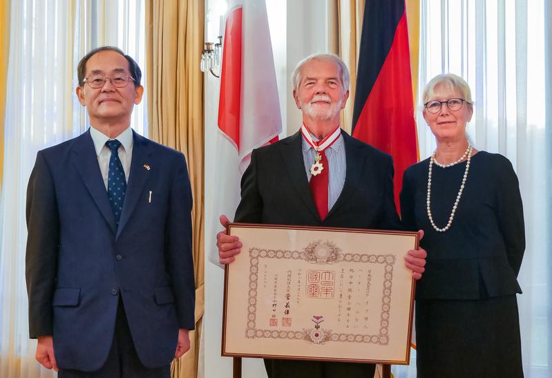 Offizielle Überreichung „Orden der Aufgehenden Sonne“ durch Hidenao Yanagi, Botschafter von Japan in der Bundesrepublik Deutschland (links) an Prof. Dr. Peter Hennicke, Wuppertal Institut (mitte) mit Ehefrau Sabine Hennicke (rechts)  