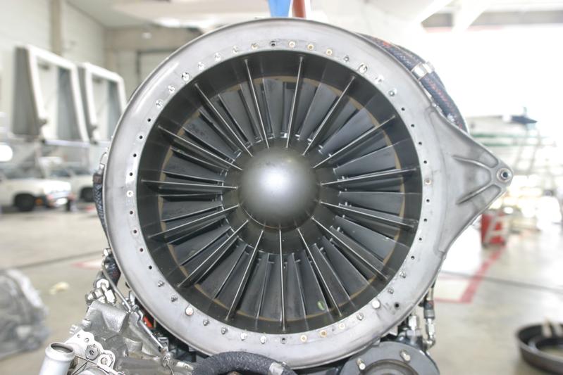 Flugzeugturbine in der Montagehalle: Die Herstellung von großskaligen Produkte wird am IPH erforscht und verbessert. 