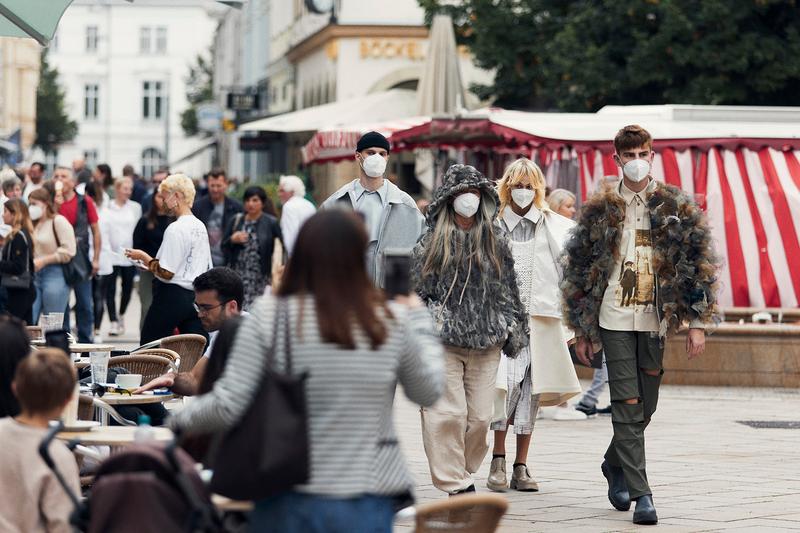 Auf dem Alten Markt in Bielefeld zogen die Models einige gespannte Blicke der Altstadt-Besucher*innen auf sich.