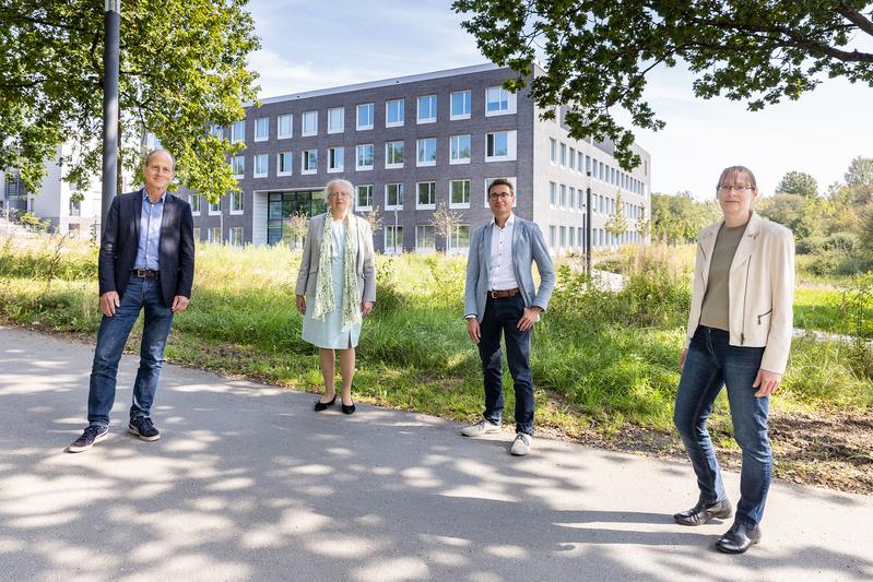 Michael Bölker (von links), Katharina Krause, Tobias Erb und Anke Becker repräsentieren bei der aktuellen Zusammenarbeit die Universität, das Max-Planck-Institut und SYNMIKRO.