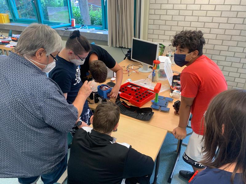 Schüler:innen arbeiten an der Elektronik des Marsroboters im Feriencamp des zdi-Zentrums Rhein-Kreis Neuss