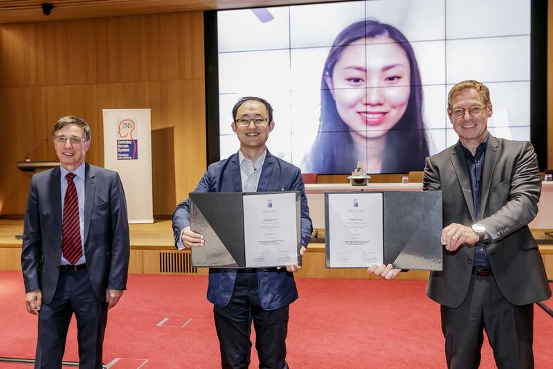 v.l.: Prof. Dr. Joachim Breuer (Vorstandsvorsitzender ZNS), Dr. Chenchen Pan, Dr. Ruiyao Cai, Prof. Dr. Christian Gerloff (stellv. Vorstandsvorsitzender ZNS)