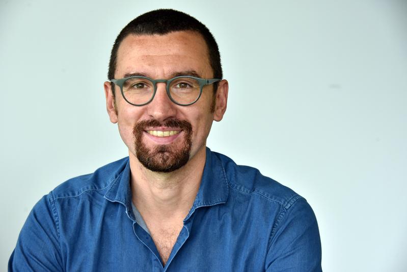 Dr. Dario R. Valenzano, Professor der Friedrich-Schiller-Universität Jena und Leiter der Forschungsgruppe „Evolutionsbiologie / Mikrobiom-Wirt-Interaktionen beim Altern“ am Leibniz-Institut für Alternsforschung – Fritz-Lipmann-Institut (FLI) in Jena. 