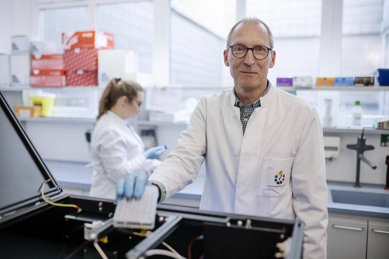 Prof. Dr. Sven Brandau des Else Kröner Medical Scientist Kollegs „University Medicine Essen Medical Scientist Academy" mit seiner Mitarbeiterin Ronja Schirrmann