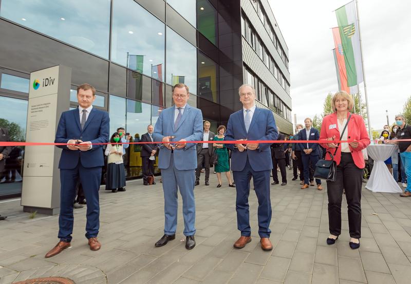 Die drei Ministerpräsidenten und die Generalsekretärin der Deutschen Forschungsgemeinschaft (DFG) eröffneten heute das neue iDiv-Forschungsgebäude an der alten Messe in Leipzig.
