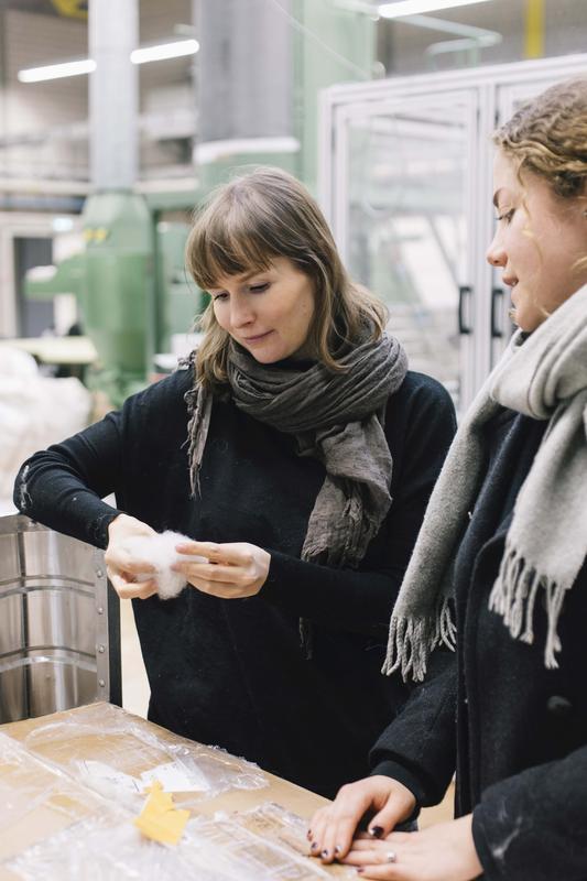 Ann Cathrin Schönrock (left) and Franziska Uhl (right) with wool fiber flocks from dog fur.