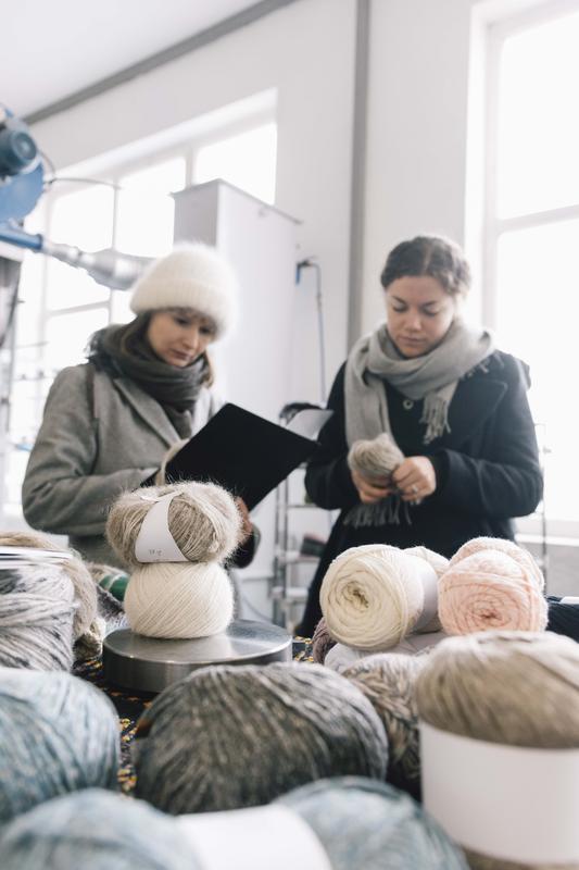 Ready-made yarn. Hat and scarf are made of Chiengora®