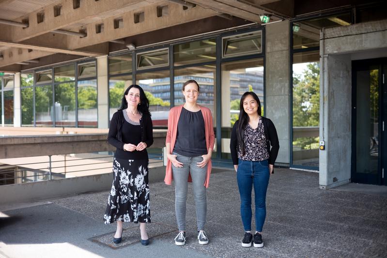  Denise Manahan-Vaughan, Christina Strauch und Thu-Huong Hoang (von links) beschäftigen sich mit dem Geruchssinn.