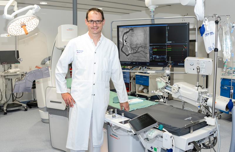 Prof. Dr. Volker Rudolph im neu ausgestatteten Herzkatheterlabor 