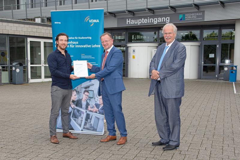 Erfolgreicher Transfer-Abschluss an der Hochschule Koblenz: VDMA-Bildungsreferent Michael Patrick Zeiner überreicht als Würdigung für das Engagement der Fakultät für Ingenieurwesen das „Maschinenhaus-Zertifikat“.