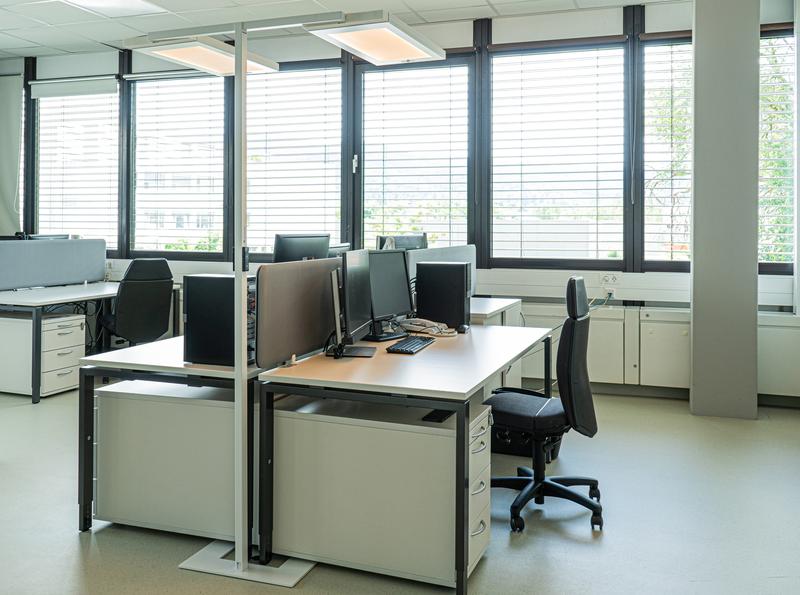 Die »SusLight_works« Office-Stehleuchte bietet dynamische und menschzentrierte LED-Tageslicht-Beleuchtung für zwei bis vier Arbeitsplätze. 