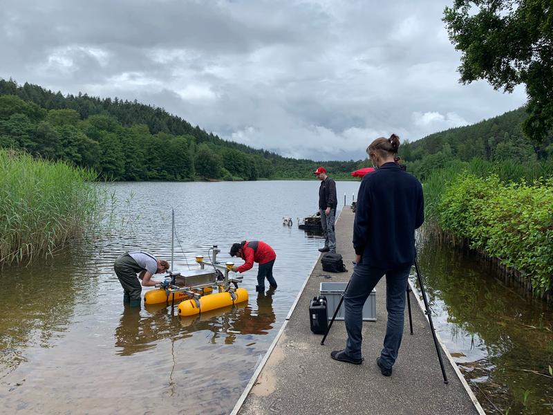 Test auf dem Gelterswoog in Kaiserslautern: Das semi-autonome Floß erkundet Wasserwege, um Hinderniskarten über und unter Wasser zu erstellen. Dabei kommen hochgenaue Sensoren zum Einsatz.