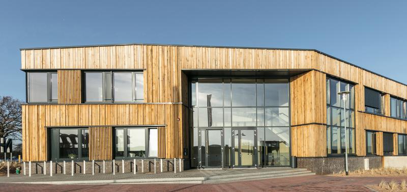 Chic und zirkulär: Der neue Gebäudekomplex der Stadtwerke Neustadt in Holstein wurde so konzipiert, dass er am Ende der Nutzung komplett recycelt werden kann.