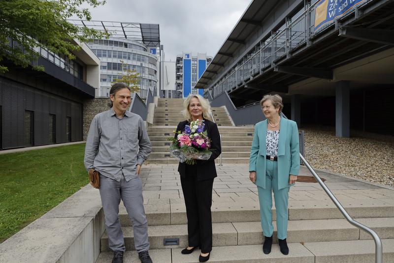 Die wiedergewählte FernUni-Rektorin Ada Pellert (Mitte) mit den Vorsitzenden von Hochschulrat und Senat, Ursula Nelles und Robert Gaschler