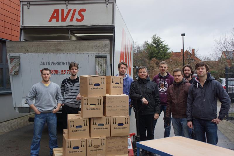 Karoly Dihen, Zoltán Kondor, Anton Ivanov, Peter Langer, David Kuhrt, Axel Block, Stefan Oschatz, Maksym Cherevatenko (v.l.) beim Beladen des LKW. 