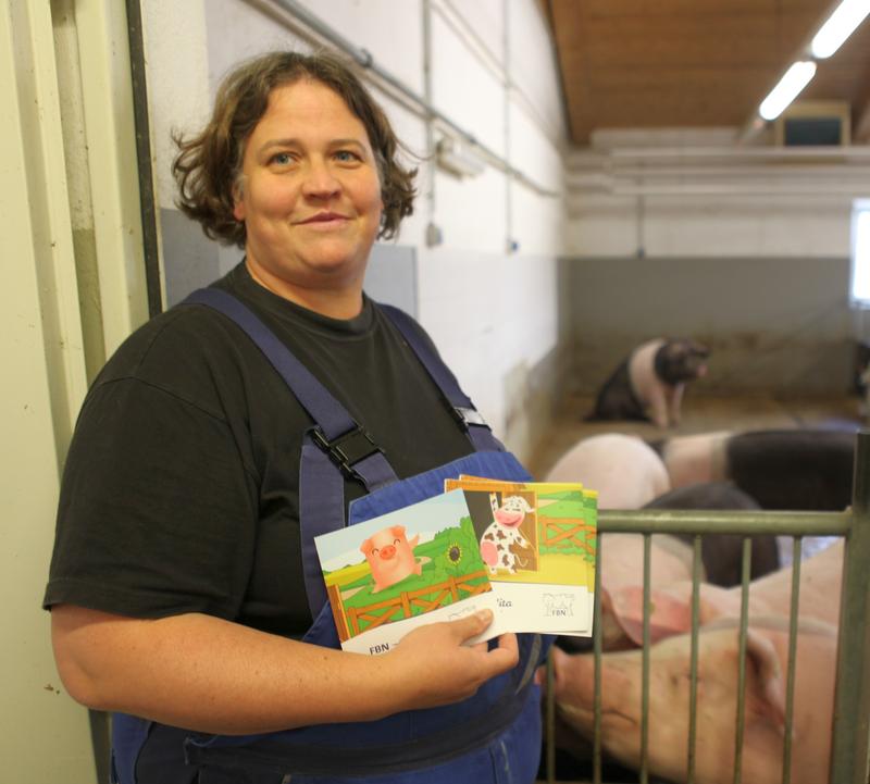 Marianne Zenk mit dem altersgerechten Informationsmaterial zum Stallbesuch, das während der Vor-Ort-Termine verteilt wird.