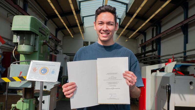 Simon Sprengel, Träger des Azubipreises der Max-Planck-Gesellschaft, vor der Werkstatt des Max-Planck-Instituts für Eisenforschung. 