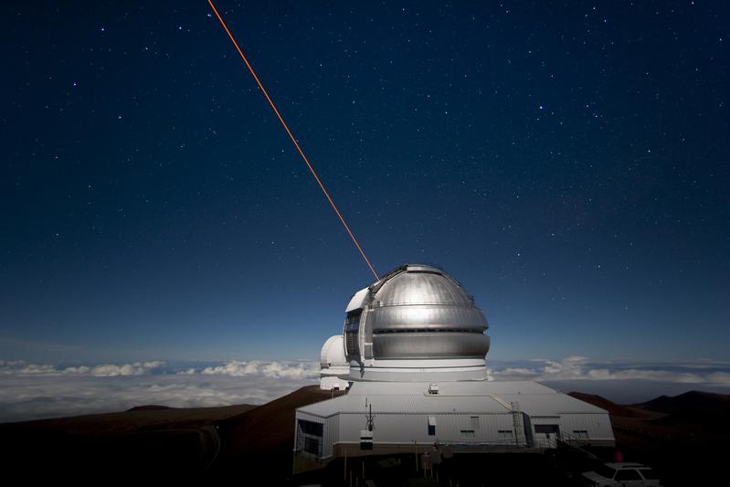 Foto des Doms des Teleskops Gemini North auf Hawaii, USA. Dieses Teleskop hat einen Hauptspiegeldurchmesser von 8,1 Metern und einen Laserleitstern, der zusammen mit Adaptiver Optik dabei hilft, den Einfluss der Atmosphäre zu minimieren.