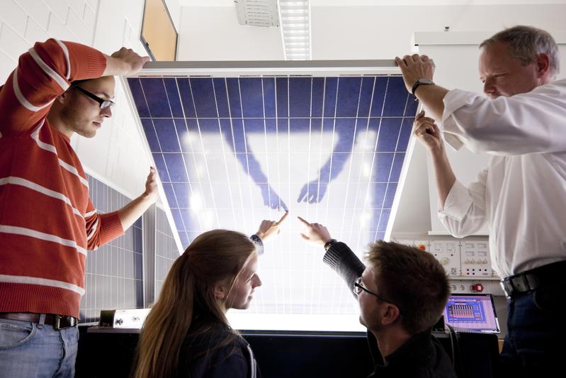 In Laborpraktika erproben die Studierenden erneuerbare Energien und erstellen Ökobilanzen. 