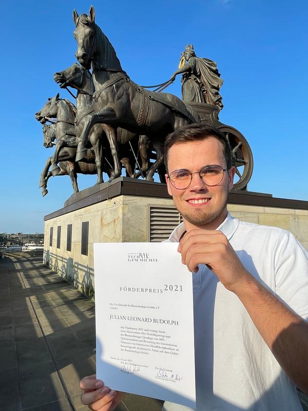 Julian Leonard Rudolph vor der dritten Braunschweiger Quadriga.