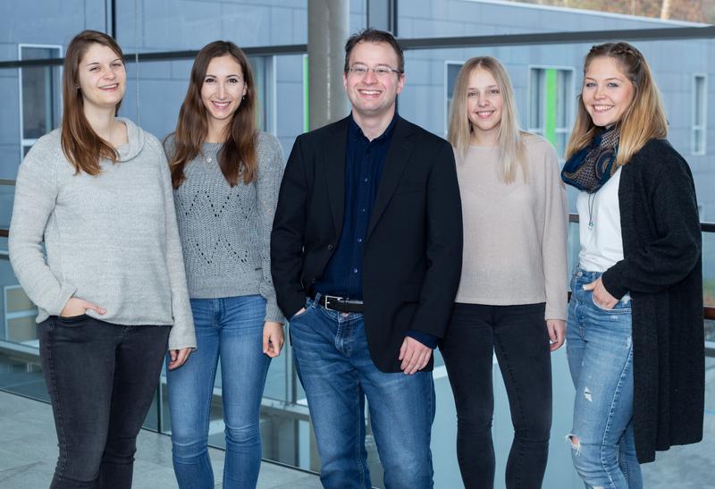 Das Team zur psychotherapeutischen Interventionsstudie, das die Behandlung von ausgeprägter Einsamkeit weiter untersucht (von links): Jana Lieberz, Ekaterina Kuskova, Dr. Dirk Scheele, Jessica Gorni und Maura Brauser. 