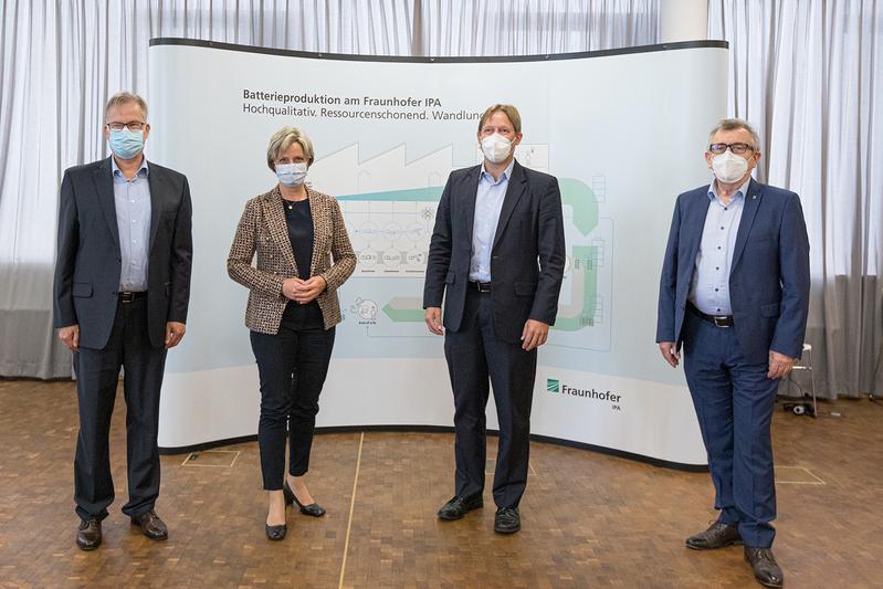 Zentrumsleiter Professor Kai Peter Birke, Wirtschaftsministerin Dr. Nicole Hoffmeister- Kraut, IPA-Institutsleiter Professor Alexander Sauer und Edward Pytlik, General Manager und Head of Powercaps Division der VARTA Microbattery GmbH, bei der Eröffnung.