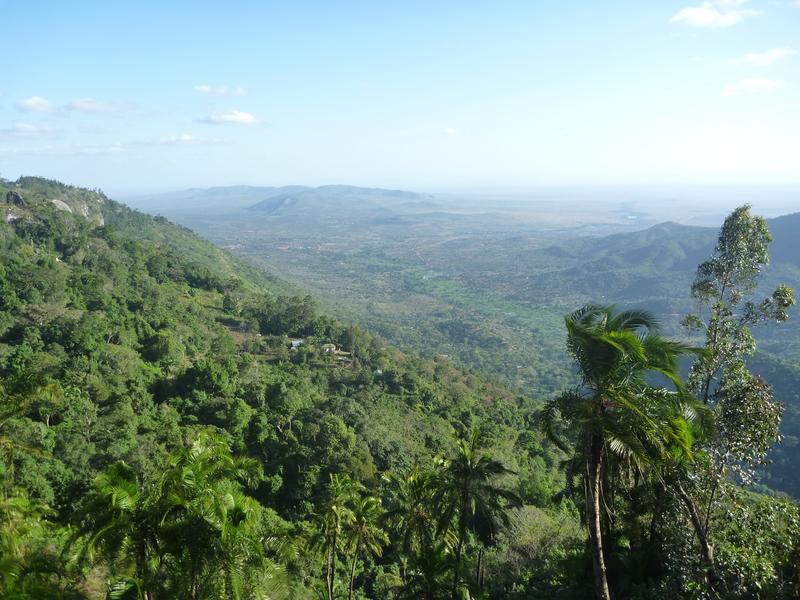 Blick von einem Bergmassiv der Taita Hills im Süden Kenias.
