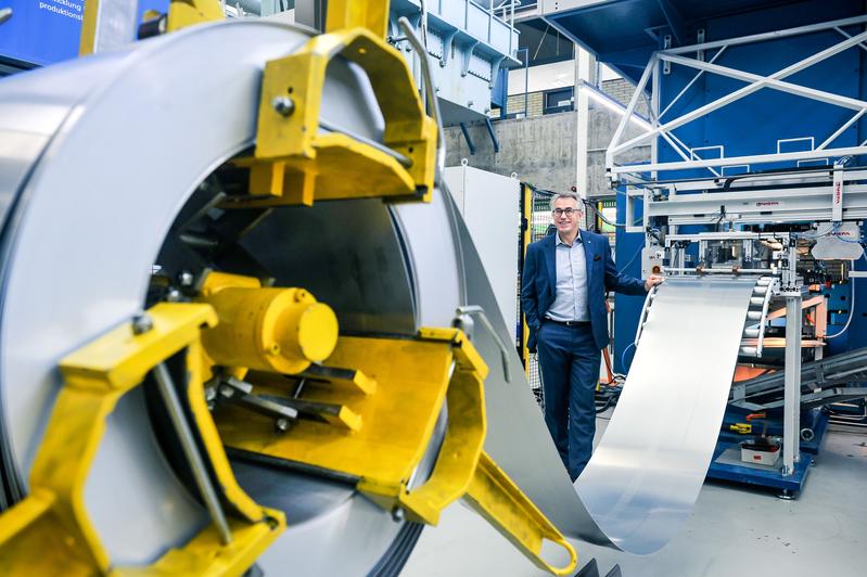 Versuchsanlage am Institut für Umformtechnik der Universität Stuttgart. Im Hintergrund Institutsleiter Prof. Mathias Liewald.