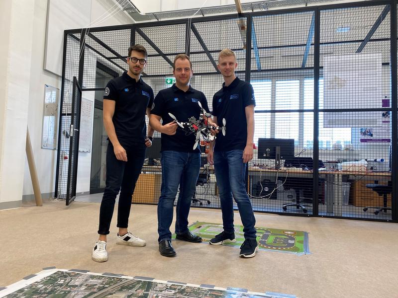 Allessandro Fornasier, Christian Brommer und Martin Scheiber testen die Drohne in der Wüste Israels